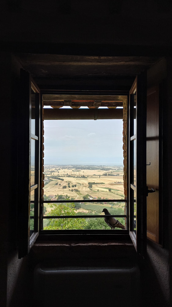 vista sulla campagna umbra da una finestra aperta