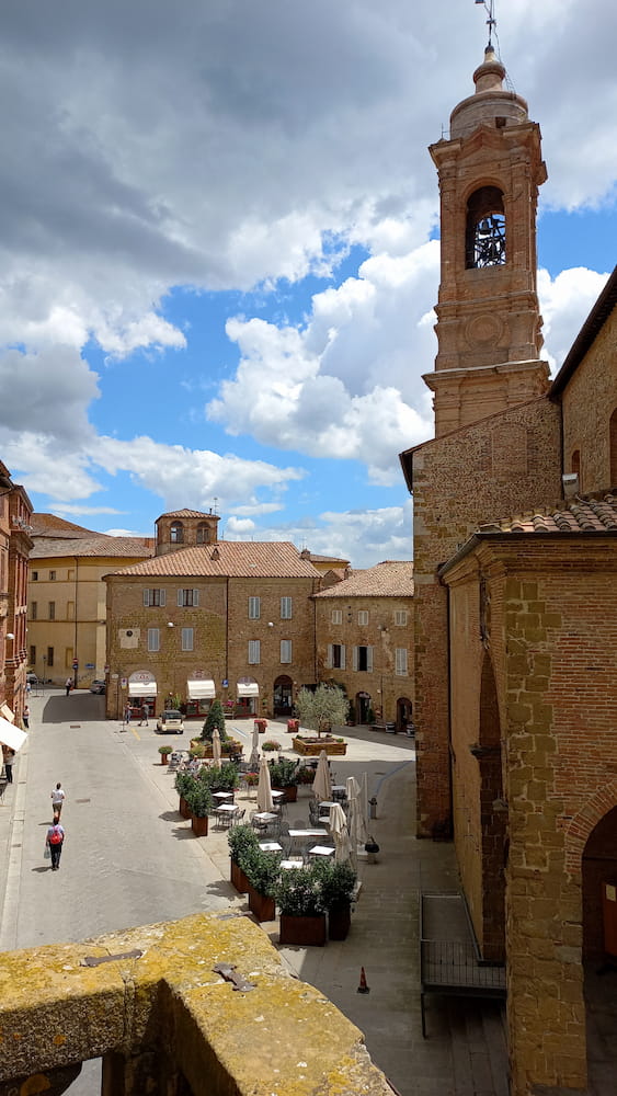 vista su piazza del duomo a città della pieve