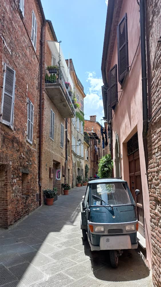 un vicolo con una ape a città della pieve