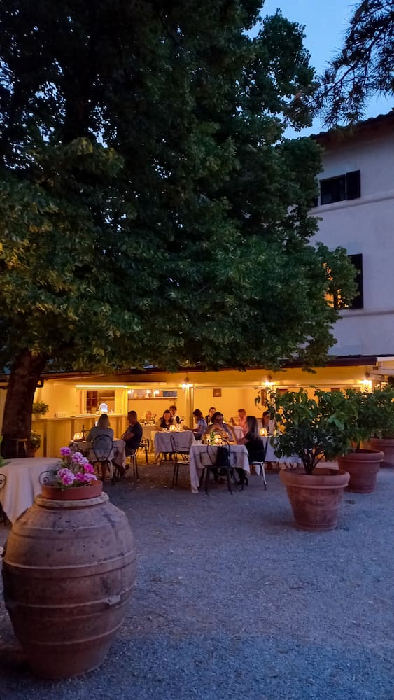 il ristorante della villa illuminato la sera - resort con spa in umbria