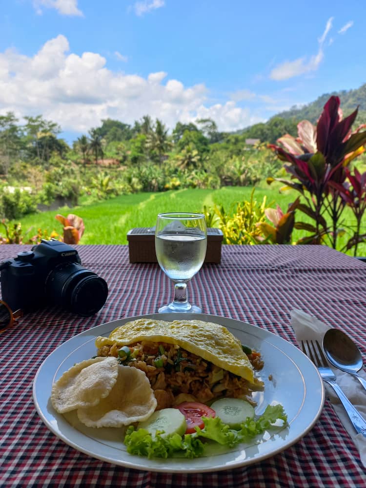 Un piatto i "nasi goreng" al Warung ady & spa