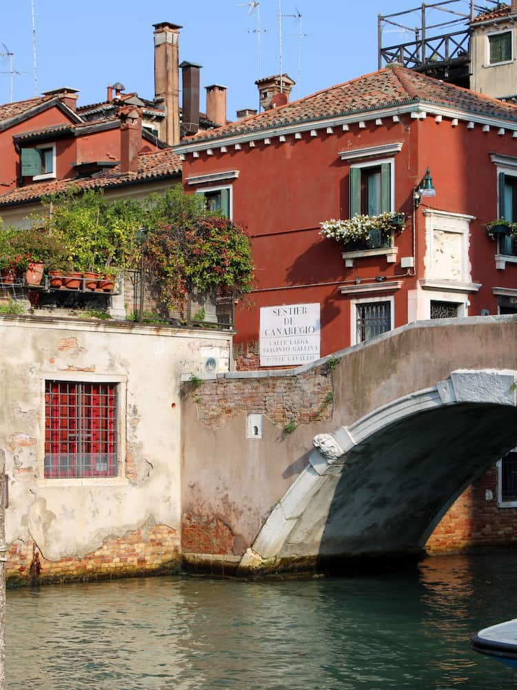 La scritta sestriere di cannaregio alla fine di un ponte